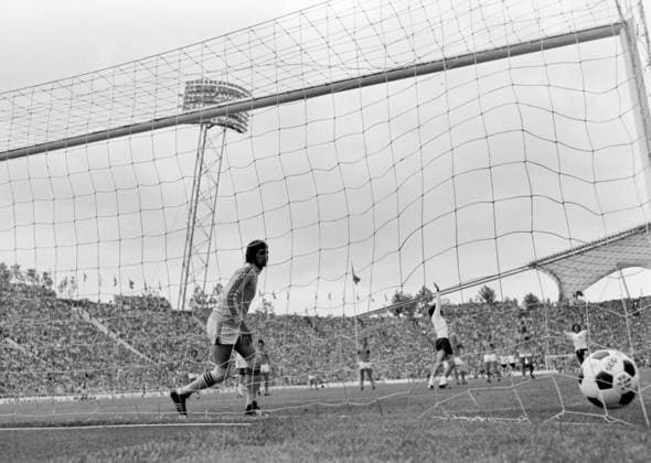 Fussball Weltmeisterschaft 1974 Finale Deutschland - Holland 07.07.1974 Paul BREITNER (Deutschland hinten) erzielt das Tor zum 1:1 gegen Torwart Jan JONGBLOED (li, Holland) xxNOxMODELxRELEASExx
