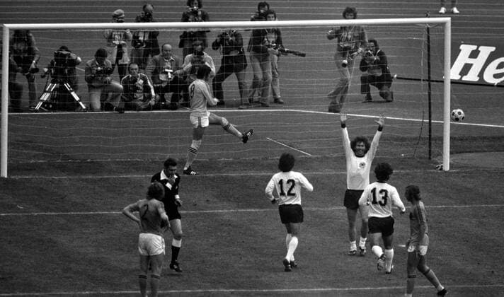 Fussball Weltmeisterschaft 1974 Finale Deutschland - Holland 07.07.1974 Paul BREITNER (3.v.re, Deutschland) jubelt nach dem Elfmetertor zum 1:1 Ausgleich gegen Torwart Jan JONGBLOED (hinten, Holland) mit Wolfgang Overath (Nr.12, Deutschland) und Gerd Mueller (Nr 13, Deutschland) xxNOxMODELxRELEASExx