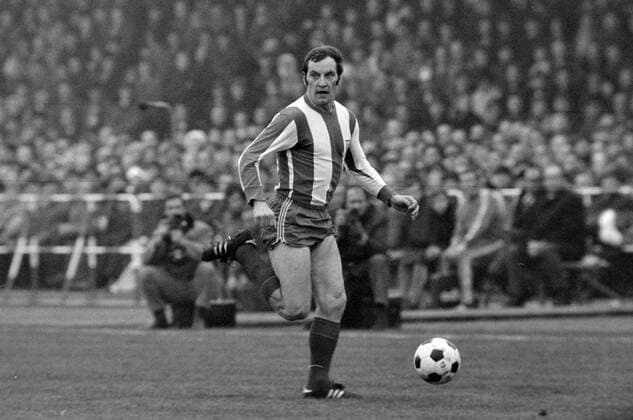 FUSSBALL DFB Pokal SAISON 1970 1971 KSV Hessen Kassel - FC Bayern Muenchen 13.12.1970 Franz ROTH (FC Bayern Muenchen) am Ball. xxNOxMODELxRELEASExx