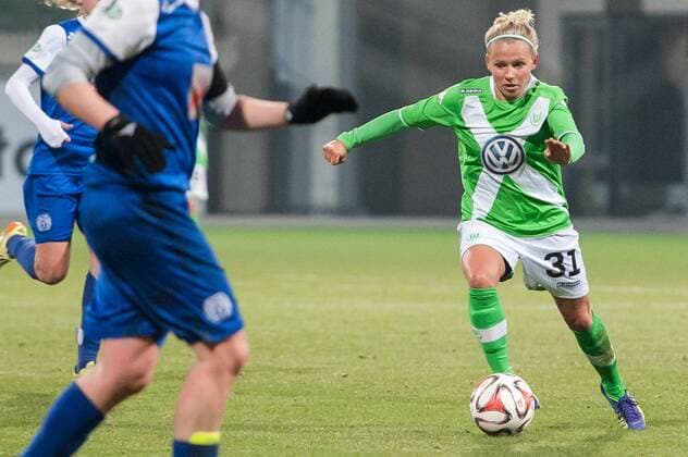 v.li.: Julia Simic (VfL Wolfsburg) am Ball, Fussball, Frauen, Testspiel, VfL Wolfsburg - SV Meppen, xobx