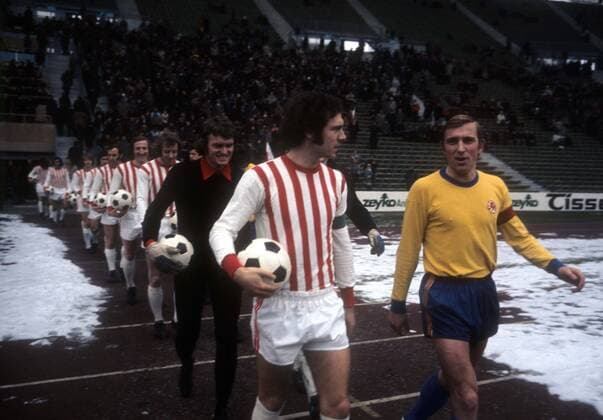 Einmarsch zum Spiel FC Bayern München gegen Eintracht Braunschweig, v.re.: Peter Kaack, Franz Beckenbauer, Torwart Sepp Maier