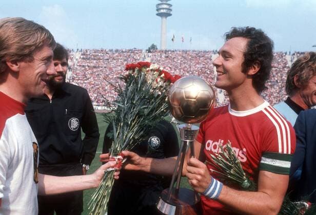 Franz Beckenbauer (FC Bayern München), Fußballer des Jahres 1976, Gerd Zewe (Fortuna Düsseldorf) gratuliert