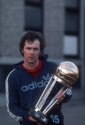 Franz Beckenbauer (FC Bayern München) mit Weltpokal