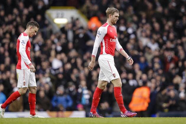Aktuell FuÃŸball, England, Premier League, Tottenham Hotspur - FC Arsenal 07.02.2015. London, England. Barclays Premier League. Tottenham Hotspur versus Arsenal. Arsenal& x2019;s Per Mertesacker (right) and Laurent Koscielny trudge off the field looking very disappointed at full time xCraigxMercerx  ActionPlus11595306