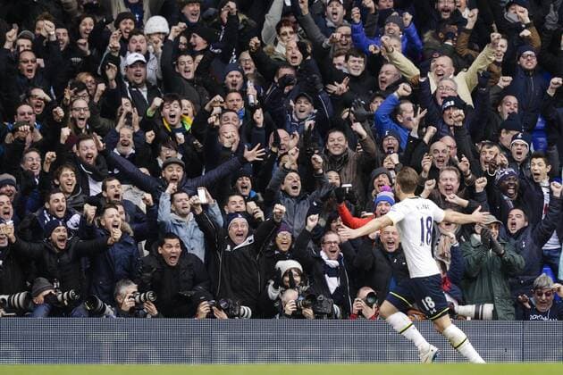 Aktuell FuÃŸball, England, Premier League, Tottenham Hotspur - FC Arsenal 07.02.2015. London, England. Barclays Premier League. Tottenham Hotspur versus Arsenal. Tottenham Hotspur fans go wild after Harry Kane levels the score at 1-1 xCraigxMercerx  ActionPlus11595357