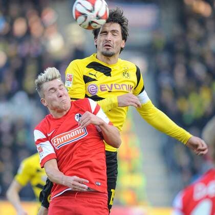 Kopfballduell, Aktion zwischen (l.) Felix Klaus (SC Freiburg) (r.) Mats Hummels (Borussia Dortmund) SC Freiburg vs Borussia Dortmund, 1. Bundesliga, 20. Spieltag, Saison 2014 15, 07.02.2015 EP_slr