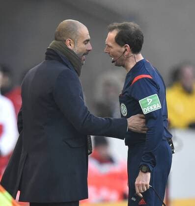 Schiedsrichter Florian Meyer verwarnt Trainer Josep Pep Guardiola FC Bayern München (links) freundlich, er möge in seiner Coaching-Zone bleiben VfB Stuttgart gegen FC Bayern München FCB Fußball Herren GER 1. Bundesliga Spieltag 20 20. Spieltag Saison 2014 2015 Stuttgart Mercedes-Benz Arena 07.02.2015 VfB Stuttgart gegen FC Bayern München FCB