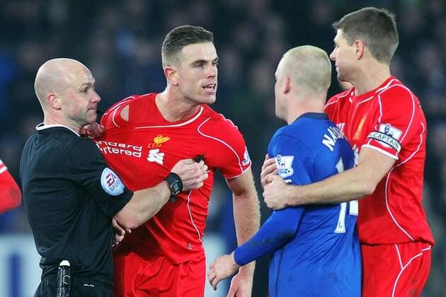 07.02.2015. Goodison Park, Liverpool, England. Barclays Premier League Football. Everton versus Liverpool. Liverpool midfielder Jordan Henderson and Everton forward Steven Naismith exchange views held back by the ref and Gerrard xPaulxKeevilx  ActionPlus11595589