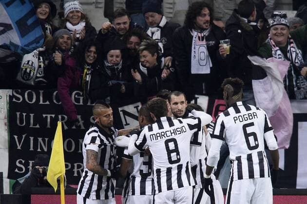 Db Torino 07 02 2015 Serie A, Juventus Turin - Torjubel um Carlos Tevez vor den Fans 