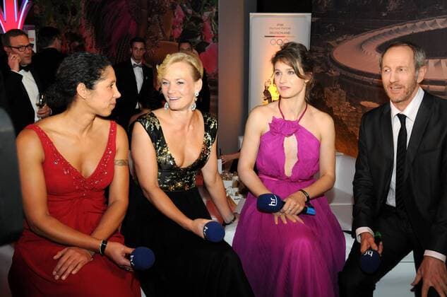 07.02.2015 Wiesbaden Kurhaus, Stiftung Deutsche Sporthilfe Ball des Sports 2015, red carpet, roter Teppich DFB-Direktorin Steffi Jones, DFB-Schiedsrichterin Bibiana Steinhaus, Britta Heidemann beim HR-Interview mit Ralf Scholt