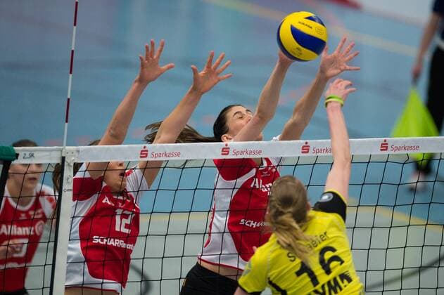 08.02.2015, Halle Berg Fidel, Muenster Volleyball, Bundesliga Frauen, USC Münster Muenster vs. MTV Allianz Stuttgart Block Doppelblock Athina Papafotiou ( 12 Stuttgart), Micheli Tomazela Pissinato ( 3 Stuttgart) - Angriff Julia Schaefer ( 16 Muenster)