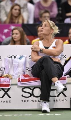 Team Captain Barbara RITTNER (GER) Blick optimistisch nach oben Bank Tennis Damen Fed Cup Federations FedCup Erstrundenbegegnung First Round World Group 08.02.2015 Deutschland vs Australien Germany vs Australia Porsche-Arena Stuttgart 08.02.2015 FedCup First Round Porsche-Arena Stuttgart 08.02.2015