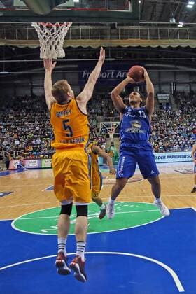 Kevin Bright (Skyliners) gegen Niels Griffey (ALBA) - Fraport Skyliners vs. ALBA Berlin, Fraport Arena Frankfurt