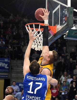 08.02.2015, xhbx, Basketball BBL, Frankfurt Skyliners - Alba Berlin, v.l. Johannes Voigtmann (Fraport Skyliners Frankfurt) Leon Radosevic (Alba Berlin)
