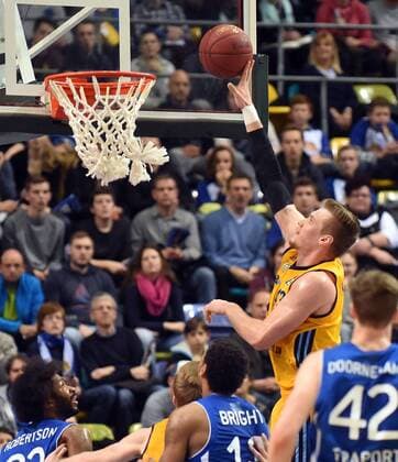 08.02.2015, xhbx, Basketball BBL, Frankfurt Skyliners - Alba Berlin, v.l. Kevin Bright (Fraport Skyliners Frankfurt), Leon Radosevic (Alba Berlin)
