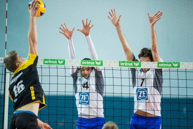 Berlin, Deutschland, 08.02.2015: Volleyball Bundesliga Saison 2014 2015 - VC Olympia Berlin - VfB Friedrichshafen. Timon Schippmann (VCO 16) gegen den Block aus Baptiste Geiler (Friedrichshafen 14), Nicholas Vogel (Friedrichshafen 7)