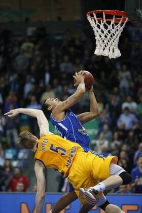 Fraport Skyliners - Alba Berlin Basketball Beko Basketball Bundesliga (Beko BBL) Hauptrunde 21. Spieltag Fraport Skyliners - Alba Berlin am 08.02.2015 in der Fraport Arena in Frankfurt-Höchst, NIELS GIFFEY (5, ALBA), KEVIN BRIGHT (13, SKY), (v.l.)