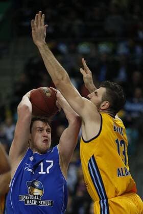 Fraport Skyliners - Alba Berlin Basketball Beko Basketball Bundesliga (Beko BBL) Hauptrunde 21. Spieltag Fraport Skyliners - Alba Berlin am 08.02.2015 in der Fraport Arena in Frankfurt-Höchst, JOHANNES VOIGTMANN (17, SKY), MARKO BANIC (13, ALBA), (v.l.)