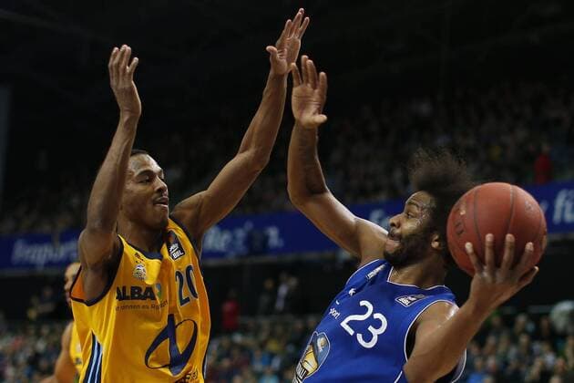 Fraport Skyliners - Alba Berlin Basketball Beko Basketball Bundesliga (Beko BBL) Hauptrunde 21. Spieltag Fraport Skyliners - Alba Berlin am 08.02.2015 in der Fraport Arena in Frankfurt-Höchst, ALEX RENFROE (20, ALBA), QUANTEZ ROBERTSON (23, SKY), (v.l.)
