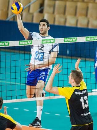 Berlin, Deutschland, 08.02.2015: Volleyball Bundesliga Saison 2014 2015 - VC Olympia Berlin - VfB Friedrichshafen. Maximiliano Gauna (Friedrichshafen 2) gegen den Block aus David Seybering (VCO 13)