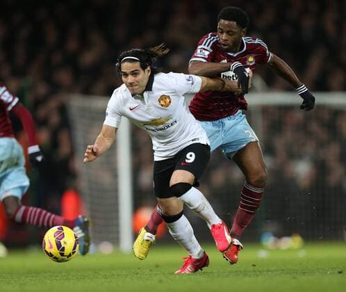 Aktuell Fußball, England, Premier League, West Ham United - Manchester United West Ham s Alex Song tussles with Manchester United ManU s Radamel Falcao Barclays Premier League- West Ham United vs Manchester United - Upton Park - England - 8th February 2015 - Picture David Klein Sportimage EDITORIAL USE ONLY. No use with unauthorised audio, video, data, fixture lists, club league logos or live services. Online in-match use limited to 120 images, no video emulation. No use in betting, games or single club league player publications.