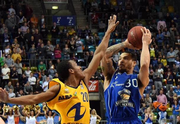 08.02.2015, xhbx, Basketball BBL, Frankfurt Skyliners - Alba Berlin, v.l. Alex Renfroe (Alba Berlin), Justin Cobbs (Fraport Skyliners Frankfurt) Frankfurt)