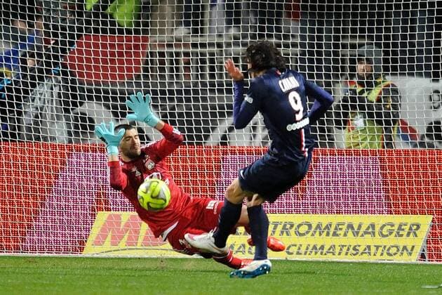 Aktuell Fußball, Frankreich, Ligue 1, Olympique Lyon - Paris St. Germain Anthony Lopes (lyon) vs Edinson Cavani (psg) FOOTBALL : Lyon vs Paris Saint Germain - Ligue 1 - 08 03 2015 FredericChambert Panoramic 