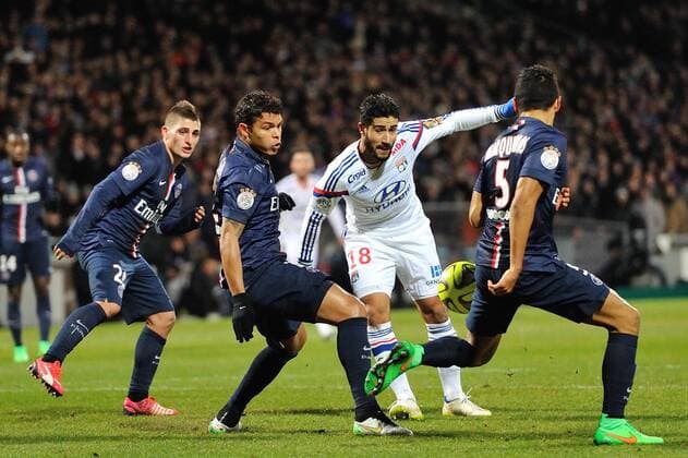 Aktuell Fußball, Frankreich, Ligue 1, Olympique Lyon - Paris St. Germain Nabil Fekir (lyon) vs Thiago Silva et Marquinhos (psg) FOOTBALL : Lyon vs Paris Saint Germain - Ligue 1 - 08 03 2015 FredericChambert Panoramic 