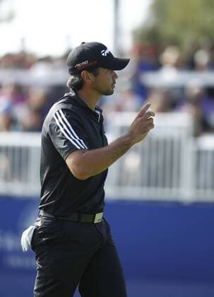February 8, 2015: Jason Day waves to the crowd on the 17th green on the Torrey Pines Golf Course during the final round of the Farmers Insurance Open in San Diego, Ca. GOLF: FEB 08 PGA Golf Herren - Farmers Insurance Open - Final Round Icon1502080808 EDITORIAL USE ONLY