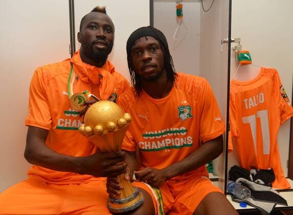 Aktuell Fußball, Afrika Cup, Finale, Elfenbeinküste gewinnt AfrikaCup Joie des Ivoiriens dans les vestiaires Die Gnozaroua Geoffroy Serey avec Kouassi Gervais Yao Gervinho (CIV) FOOTBALL : Ghana vs Cote d Ivoire - Finale - CAN 2015 - 08 02 2015 Panoramic Panoramic 