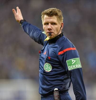 09.02.2015, Fussball 2.Bundesliga 2014 2015, 20.Spieltag, TSV 1860 München - 1.FC Heidenheim in der Allianz-Arena München. Schiedsrichter Patrick Ittrich (Deutschland) pfeift und gestikuliert. 