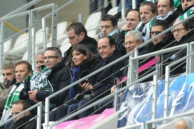 francois Hollande (president de la republique francaise) Anne Hidalgo (mairePS de Paris) Claude Bartolone (president Assemblee nationale) Roland Romeyer (president Saint Etienne) Dominique Rocheteau (directeur sportif Saint Etienne) - Red Star Football Club 93 Paris vs AS St Etienne - Coupe de France - N.LeGouic FEP 