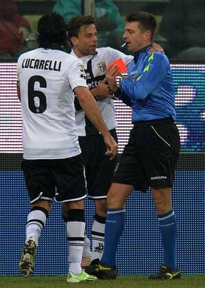 IPP20150211 Football - soccer: Serie A, FC Parma - AC Chievo Verona, Alessandro Lucarelli und Daniele Galloppa protestieren bei Schiedsrichter Gianluca Rocchi xHOCHxZWEIx xItalyxPhotoxPressx 
