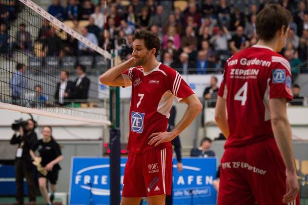 11.02.2015, ZF Arena, Friedrichshafen Volleyball, 2015 CEV Volleyball Champions League, Playoffs12, VfB Friedrichshafen (GER) vs. Asseco Resovia Rzeszow (POL) Nicholas Vogel ( 7 Friedrichshafen), Maarten van Garderen ( 4 Friedrichshafen) enttäuscht enttaeuscht traurig nach Niederlage