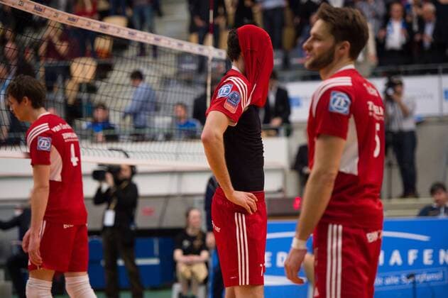 11.02.2015, ZF Arena, Friedrichshafen Volleyball, 2015 CEV Volleyball Champions League, Playoffs12, VfB Friedrichshafen (GER) vs. Asseco Resovia Rzeszow (POL) Maarten van Garderen ( 4 Friedrichshafen), Nicholas Vogel ( 7 Friedrichshafen), Simon Tischer ( 5 Friedrichshafen) enttäuscht enttaeuscht traurig nach Niederlage