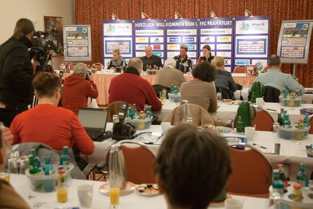 Frauenfußball. Pressekonferenz, Pressetalk des 1. FFC Frankfurt am Donnerstag (12.02.2015) im Frankfurter relexa-Hotel. Von links: Svenja Huth (1. FFC Frankfurt), Manager Siegfried Dietrich (1. FFC Frankfurt), Cheftrainer Colin Bell (1. FFC Frankfurt), Kerstin Garefrekes (1. FFC Frankfurt).