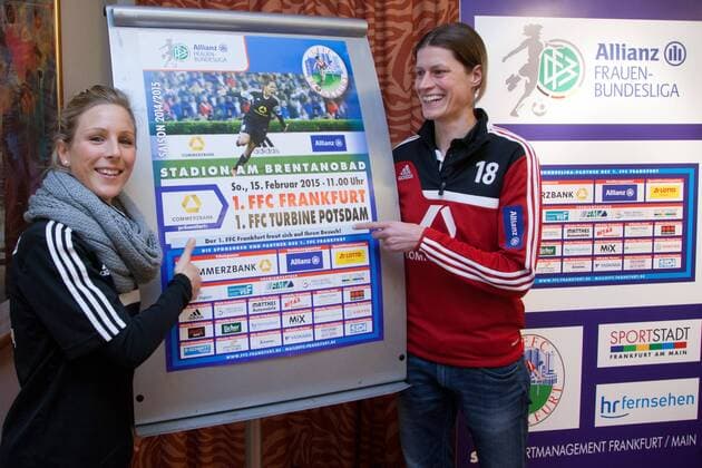 Frauenfußball. Pressekonferenz, Pressetalk des 1. FFC Frankfurt am Donnerstag (12.02.2015) im Frankfurter relexa-Hotel. Von links: Svenja Huth (1. FFC Frankfurt), Kerstin Garefrekes (1. FFC Frankfurt).