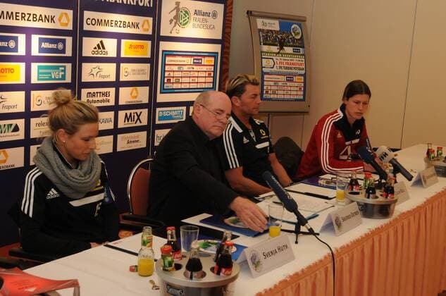 12.02.2015 Frankfurt, Relaxa-Hotel 1. Frauenbundesliga, Saison 2014 2015 Pressekonferenz1. FFC Frankfurt Svenja Huth, Siegfried Dietrich, Trainer Colin Bell, Kerstin Garefrekes (FFC Frankfurt)