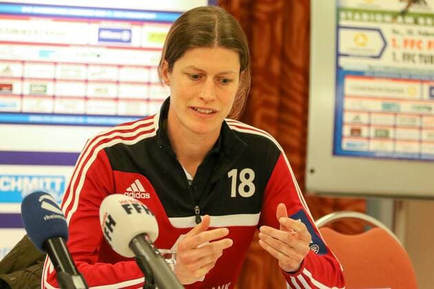 Kerstin Garefrekes (1. FFC Frankfurt), gibt Anweisungen, gestikuliert, mit den Armen gestikulieren, gives instructions, gesticulate, Fussball, Allianz Frauen-Bundesliga, 1. FFC Frankfurt Pressekonferenz, xozx