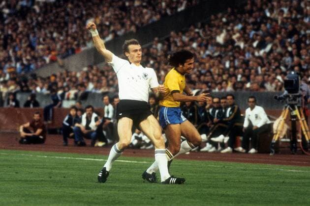 BR Deutschland - Brasilien in Stuttgart: Hans-Peter Briegel (li., BRD) gegen Zico (Brasilien)