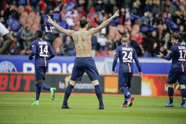 ZLATAN IBRAHIMOVIC (PSG) - Torjubel als Aktion des Welternährungsprogramms der Vereinten Nationen. Schriftzüge von 50 Namen auf dem freien Oberkörper sollen auf weltweite Hungersnöte aufmerksam machen, Paris St Germain (PSG) vs SM Caen , Ligue 1 - 14 02 2015 StephaneAllaman Panoramic 