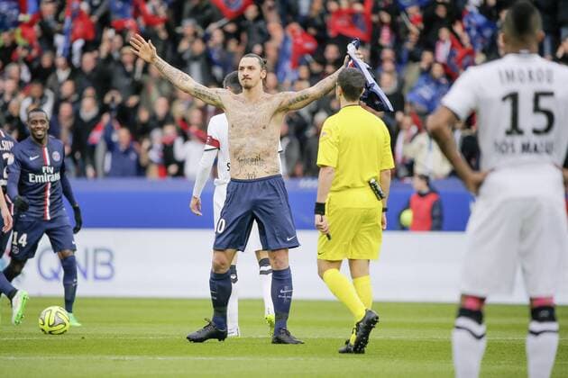 ZLATAN IBRAHIMOVIC (PSG) - Torjubel als Aktion des Welternährungsprogramms der Vereinten Nationen. Schriftzüge von 50 Namen auf dem freien Oberkörper sollen auf weltweite Hungersnöte aufmerksam machen, Paris St Germain (PSG) vs SM Caen , Ligue 1 14 02 2015 StephaneAllaman 