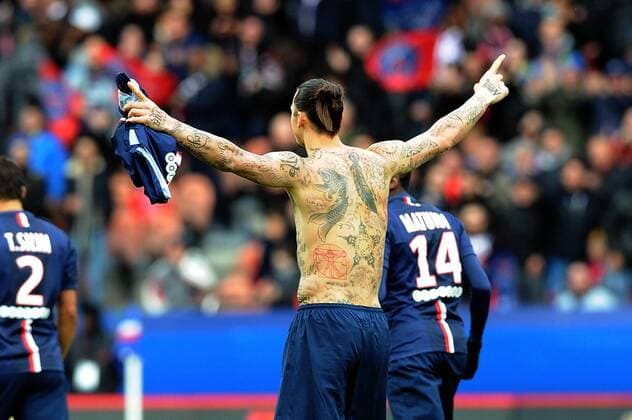 ZLATAN IBRAHIMOVIC (PSG) - Torjubel als Aktion des Welternährungsprogramms der Vereinten Nationen. Schriftzüge von 50 Namen auf dem freien Oberkörper sollen auf weltweite Hungersnöte aufmerksam machen, Paris St Germain (PSG) vs SM Caen , Ligue 1 - 14 02 2015 FEP Panoramic 