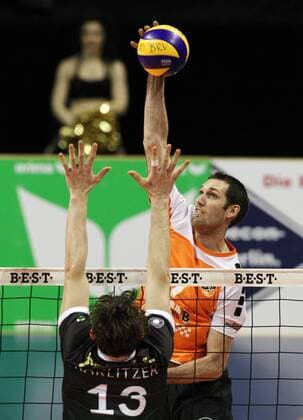 Scott Touzinsky im Angriff, Moritz Karlitzek Volleyball Bundesliga Herren Saison 2014 2015 14.02.2015 BR Volleys Berlin vs. VSG Coburg