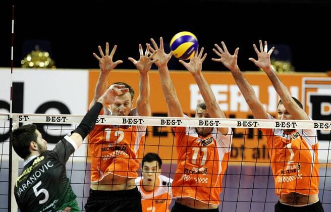 Vuk Karanovic im Angriff, Paul Carroll, Martin Krystof, Scott Touzinsky Volleyball Bundesliga Herren Saison 2014 2015 14.02.2015 BR Volleys Berlin vs. VSG Coburg