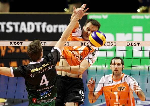 Tomas Kmet im Angriff, Noah Baxpöhler Volleyball Bundesliga Herren Saison 2014 2015 14.02.2015 BR Volleys Berlin vs. VSG Coburg
