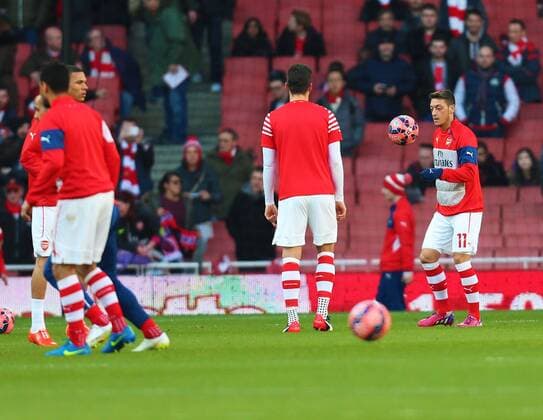15.02.2015. London, England. FA Cup 5th Round. Arsenal versus Middlesborough. Arsenal midfielder Mesut Ozil (11) warms up before the game. xChakirxDahmanix  ActionPlus11597682