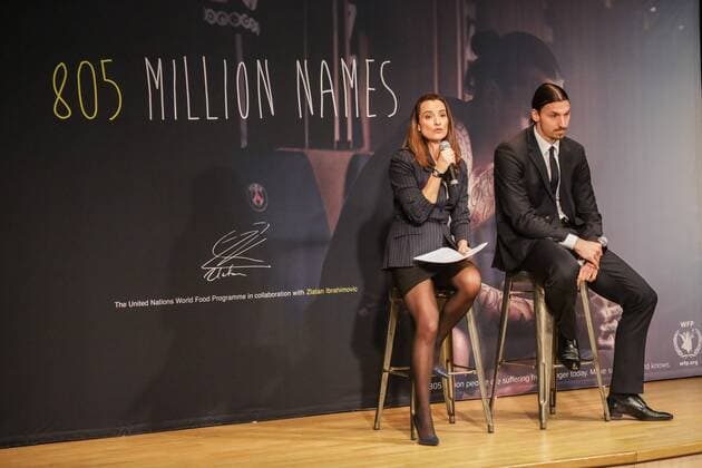 MARINA CATENA (WFP Frankreich) - ZLATAN IBRAHIMOVIC - Pressekonferenz zu Ibrahimovics Torjubelperformance als Aktion des Welternährungsprogramms der Vereinten Nationen, die auf weltweite Hungersnöte aufmerksam machen sollte - Paris - 15 01 2015 PhilippeSTERC 