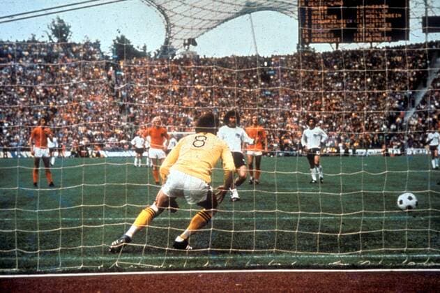 Paul Breitner (BR Deutschland) erzielt per Elfmeter gegen Torwart Jan Jongbloed (Niederlande) das Tor zum 1:1