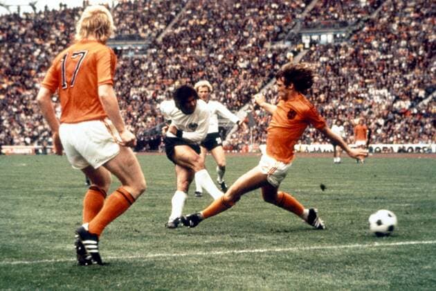 Gerd Müller (BR Deutschland) erzielt gegen Ruud Krol und Wim Rijsbergen (beide Niederlande) das Tor zum 2:1